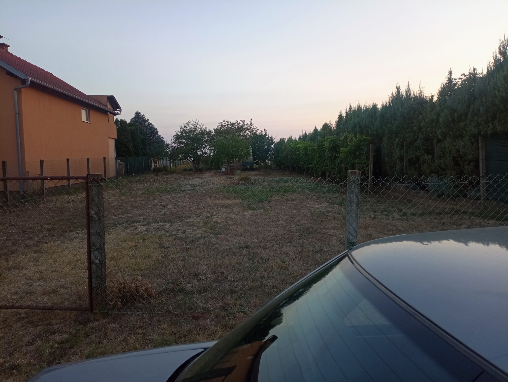 LEP PLAC SA BUNAROM U NOVOM NASELJU - Слика 4
