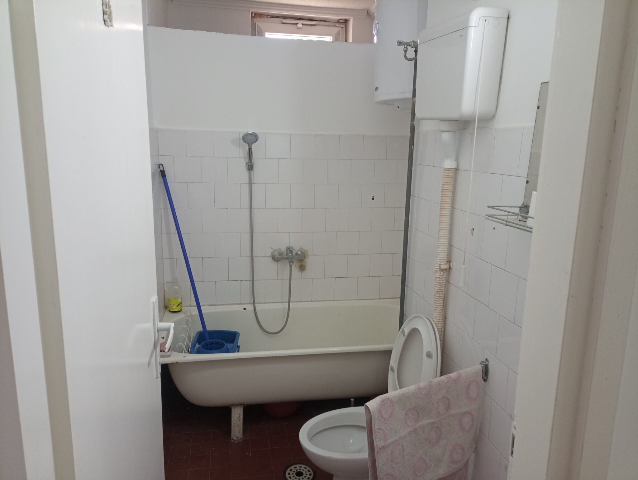 DVOSOBAN UKNJIŽEN RENOVIRAN U CENTRU - Слика 5