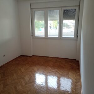 DVOSOBAN UKNJIŽEN RENOVIRAN U CENTRU