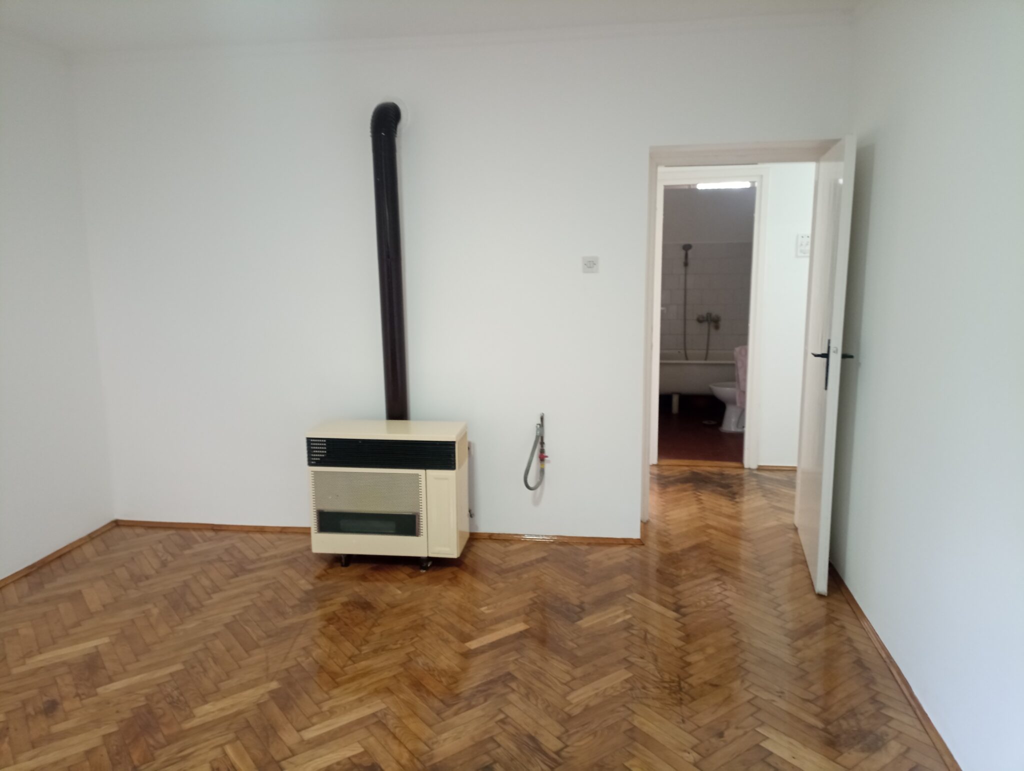 DVOSOBAN UKNJIŽEN RENOVIRAN U CENTRU - Слика 7