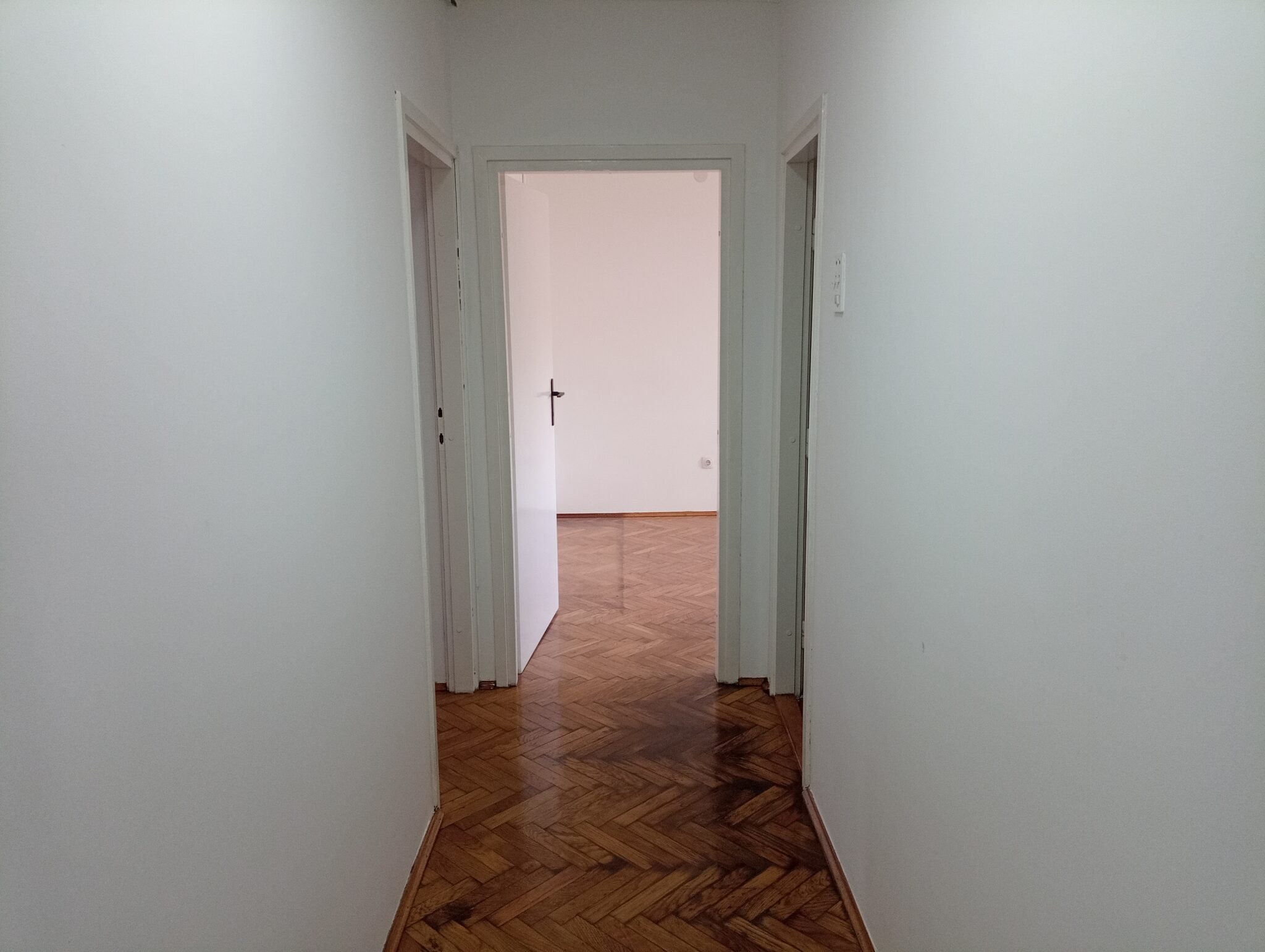 DVOSOBAN UKNJIŽEN RENOVIRAN U CENTRU - Слика 8